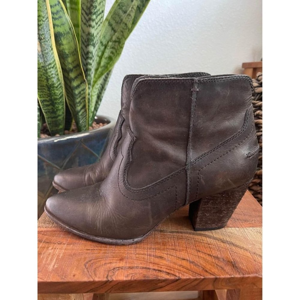 Frye Woman’s size 8.5 Renee Seam Bootie